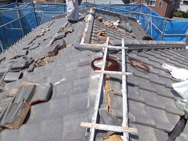 岐阜市で強風被害により棟瓦が崩れ火災保険を活用した積み直し工事を実施、雨漏り発生で被害が発覚